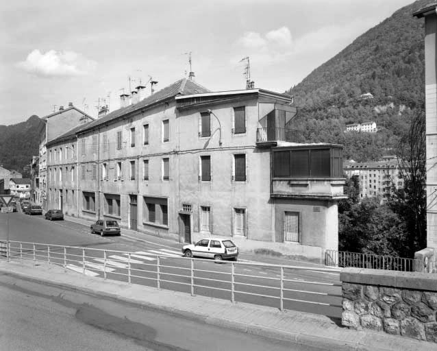 Vue d'ensemble des immeubles n° 22 et 24 (bureau, magasin industriel, boutique et logements). © Jérôme Mongreville / Région Bourgogne-Franche-Comté, Inventaire du patrimoine - 1992