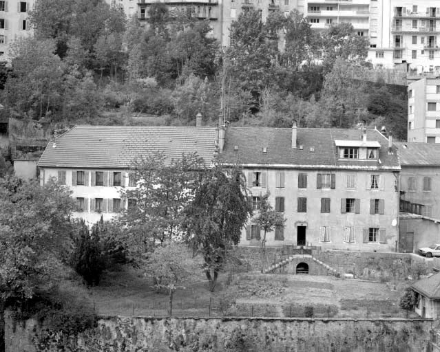 Logement d'ouvriers et logement patronal Dalloz : façade antérieure. © Jérôme Mongreville / Région Bourgogne-Franche-Comté, Inventaire du patrimoine - 1992 Logement d'ouvriers et logement patronal Dalloz : façade antérieure. © Jérôme Mongreville / Région Bourgogne-Franche-Comté, Inventaire du patrimoine - 1992