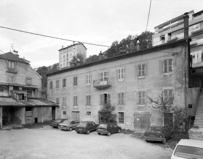 Internat de l'école de formation Dalloz : façade antérieure. © Jérôme Mongreville / Région Bourgogne-Franche-Comté, Inventaire du patrimoine - 1992 Internat de l'école de formation Dalloz : façade antérieure. © Jérôme Mongreville / Région Bourgogne-Franche-Comté, Inventaire du patrimoine - 1992