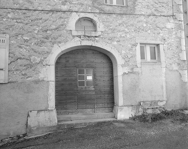 Bureau : porte dans le mur pignon nord-ouest. © Jérôme Mongreville / Région Bourgogne-Franche-Comté, Inventaire du patrimoine - 1992