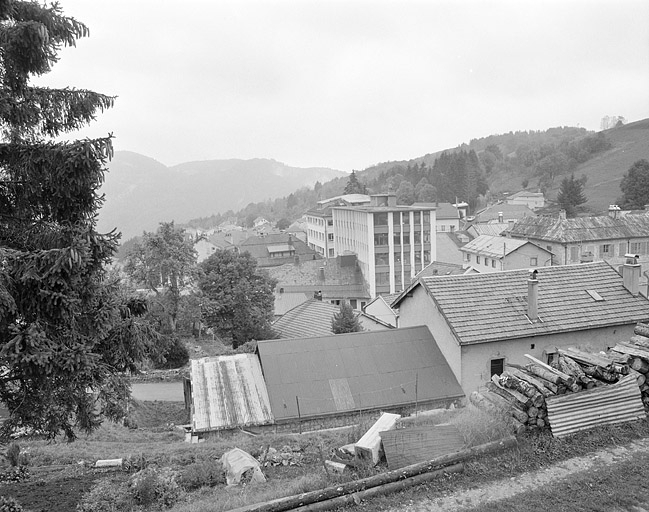 Vue d'ensemble du village et des usines, depuis le nord. © Jérôme Mongreville / Région Bourgogne-Franche-Comté, Inventaire du patrimoine - 1992