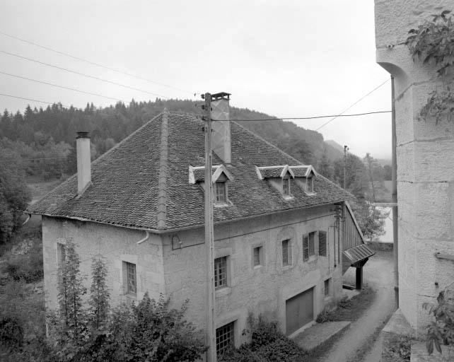 Moulin : façades antérieure et latérale droite, vues en plongée. © Yves Sancey / Région Bourgogne-Franche-Comté, Inventaire du patrimoine - 1992