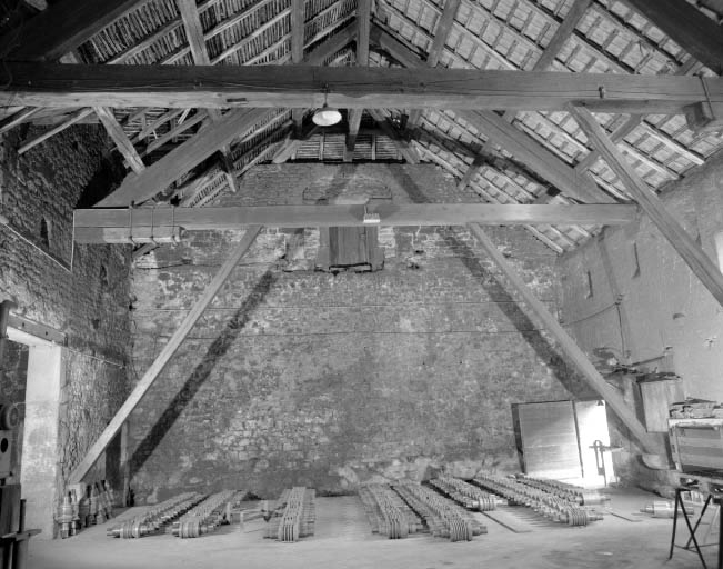 Intérieur de la pièce de stockage des cylindres (ancienne halle à charbon). © Yves Sancey / Région Bourgogne-Franche-Comté, Inventaire du patrimoine - 1992