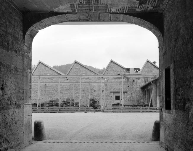 Aile nord côté cour, vue du porche d'entrée. © Yves Sancey / Région Bourgogne-Franche-Comté, Inventaire du patrimoine - 1992
