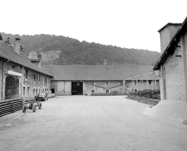 Aile ouest côté cour. © Yves Sancey / Région Bourgogne-Franche-Comté, Inventaire du patrimoine - 1992