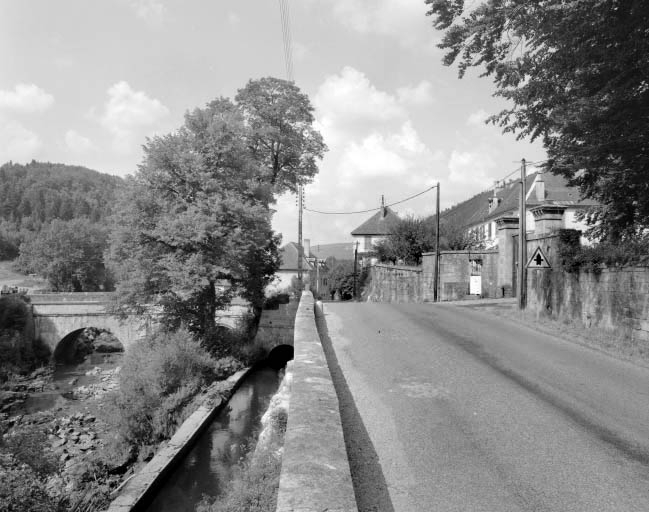 Pont et canal d'amenée, vus d'aval. © Yves Sancey / Région Bourgogne-Franche-Comté, Inventaire du patrimoine - 1992