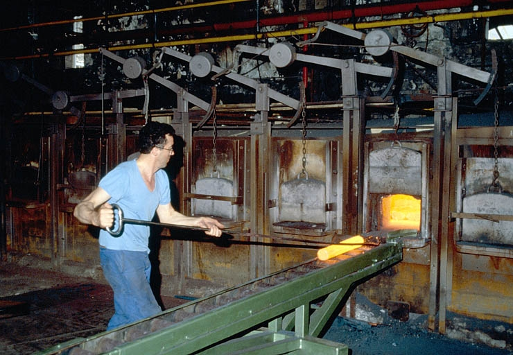 Défournement d'une billette. © Laurent Poupard / Région Bourgogne-Franche-Comté, Inventaire du patrimoine - 1992
