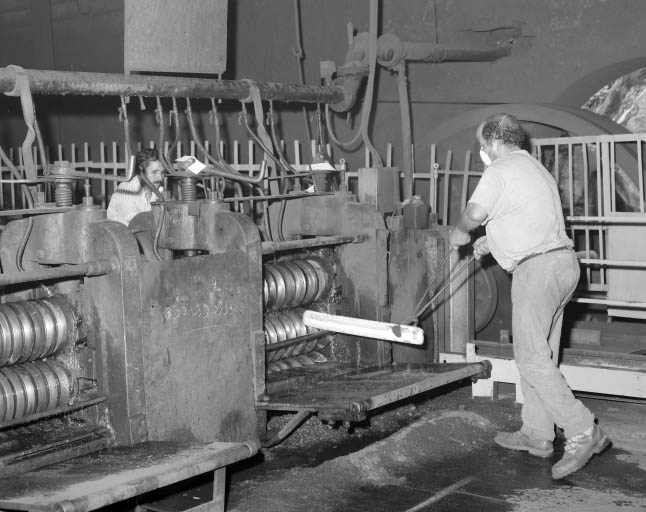 Laminoir : billette en cage de dégrossis. © Yves Sancey / Région Bourgogne-Franche-Comté, Inventaire du patrimoine - 1992