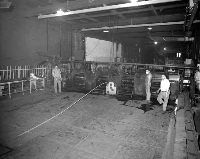 Laminoir : passage de la barre d'acier en cage de carré. © Yves Sancey / Région Bourgogne-Franche-Comté, Inventaire du patrimoine - 1992