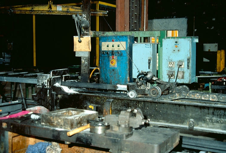 Atelier d'étirage : étirage d'une barre d'acier. © Laurent Poupard / Région Bourgogne-Franche-Comté, Inventaire du patrimoine - 1992