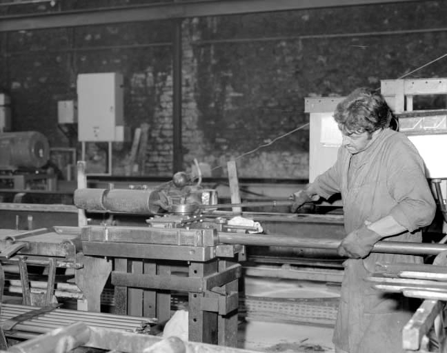 Atelier d'étirage : redressage d'une barre d'acier. © Yves Sancey / Région Bourgogne-Franche-Comté, Inventaire du patrimoine - 1992