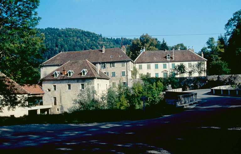 Vue d'ensemble de la 1ère demeure d'industriel et du martinet. © Yves Sancey / Région Bourgogne-Franche-Comté, Inventaire du patrimoine - 1992 Vue d'ensemble de la 1ère demeure d'industriel et du martinet. © Yves Sancey / Région Bourgogne-Franche-Comté, Inventaire du patrimoine - 1992