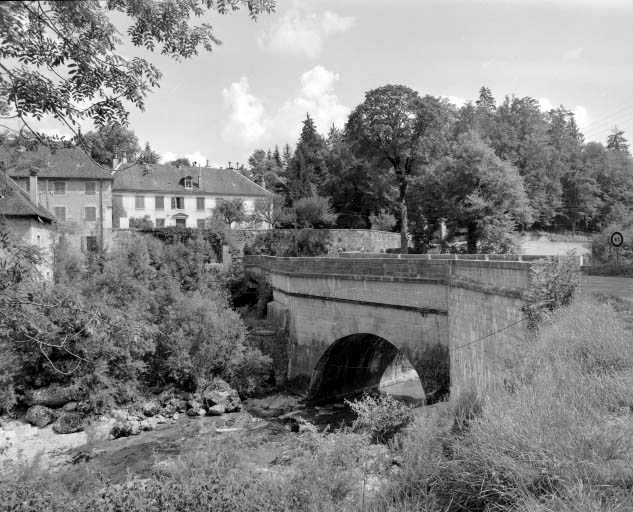 Pont sur l'Ain et 1ère demeure d'industriel ("ancien château"). © Yves Sancey / Région Bourgogne-Franche-Comté, Inventaire du patrimoine - 1992 Pont sur l'Ain et 1ère demeure d'industriel ("ancien château"). © Yves Sancey / Région Bourgogne-Franche-Comté, Inventaire du patrimoine - 1992
