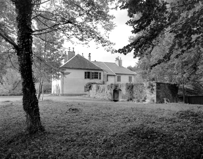 Façade postérieure de l'habitation depuis le parc. © Yves Sancey / Région Bourgogne-Franche-Comté, Inventaire du patrimoine - 1992
