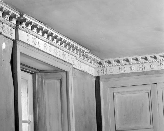 Intérieur de l'habitation : salon, détail de la frise, à l'angle sud-ouest. © Yves Sancey / Région Bourgogne-Franche-Comté, Inventaire du patrimoine - 1992