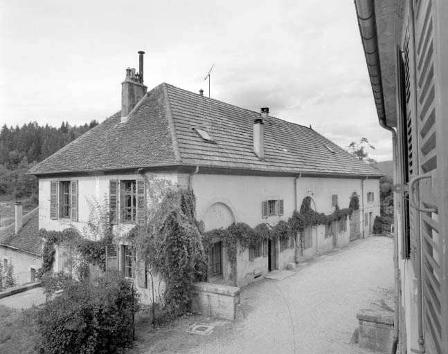 Vue d'ensemble du bâtiment des communs depuis le premier étage de l'habitation. © Yves Sancey / Région Bourgogne-Franche-Comté, Inventaire du patrimoine - 1992