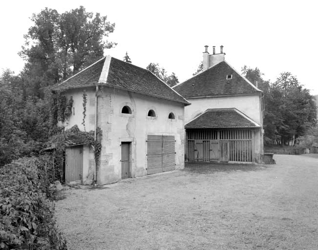 Remise pigeonnier et bûcher de trois quarts gauche depuis le fond de la cour des communs. © Yves Sancey / Région Bourgogne-Franche-Comté, Inventaire du patrimoine - 1992