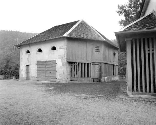 Vue d'ensemble de trois quarts droit du bâtiment regroupant remise, pigeonnier et bûcher. © Yves Sancey / Région Bourgogne-Franche-Comté, Inventaire du patrimoine - 1992