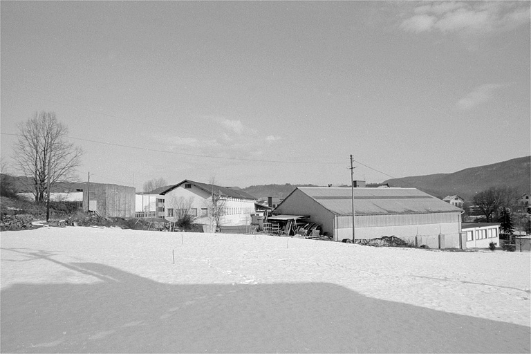 Vue d'ensemble des bâtiments (P, T). © Laurent Poupard / Région Bourgogne-Franche-Comté, Inventaire du patrimoine - 1992