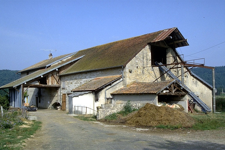 Vue d'ensemble depuis le sud-est. © Laurent Poupard / Région Bourgogne-Franche-Comté, Inventaire du patrimoine - 1992