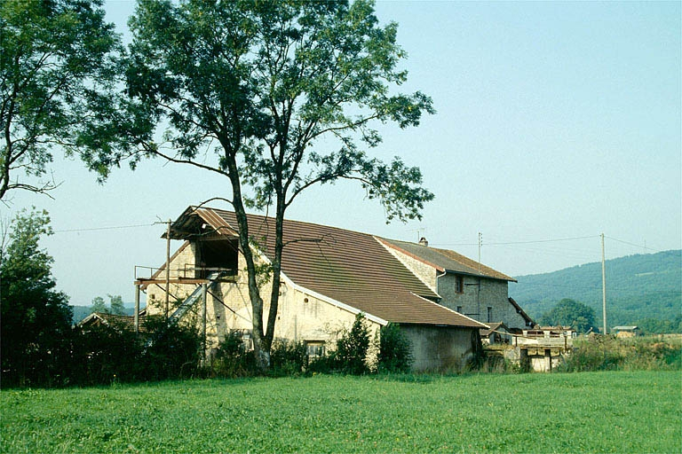 Vue d'ensemble depuis le nord-est. © Laurent Poupard / Région Bourgogne-Franche-Comté, Inventaire du patrimoine - 1992