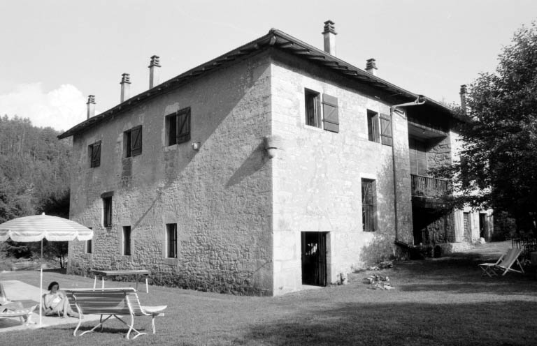Façade antérieure du moulin, vue de trois quarts gauche. © Laurent Poupard / Région Bourgogne-Franche-Comté, Inventaire du patrimoine - 1992
