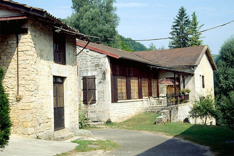 Façade postérieure du moulin et bâtiment (B). © Laurent Poupard / Région Bourgogne-Franche-Comté, Inventaire du patrimoine - 1992
