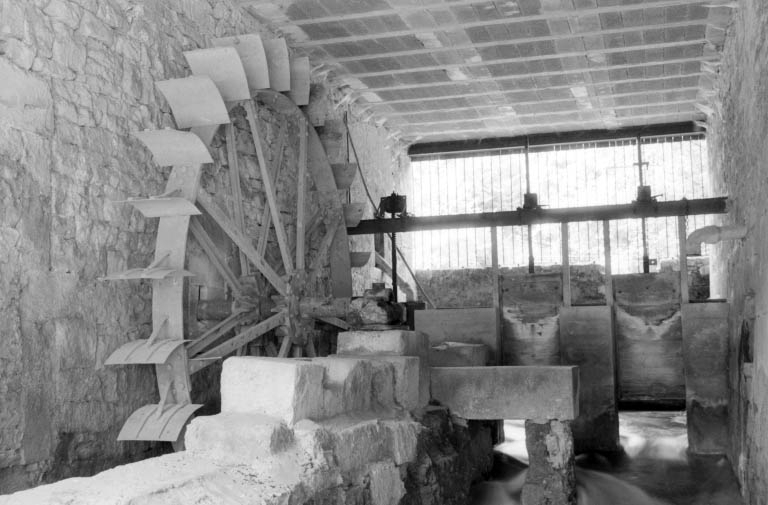 Vannes de prise d'eau, coursiers et roue en dessous. © Laurent Poupard / Région Bourgogne-Franche-Comté, Inventaire du patrimoine - 1992