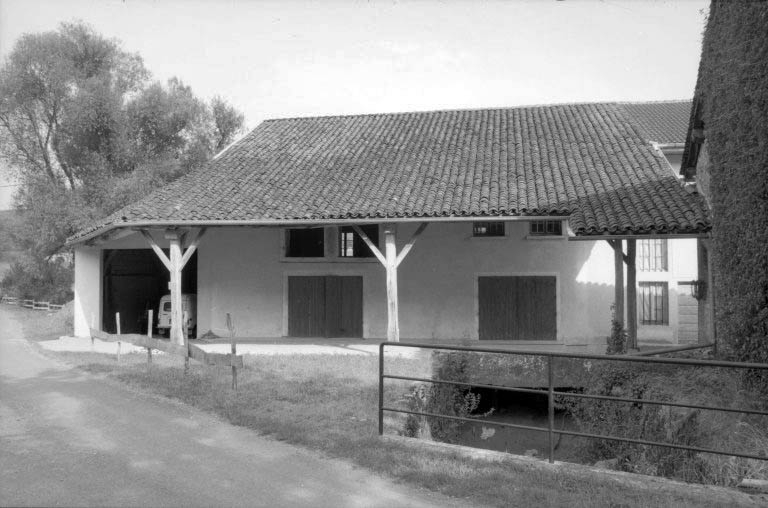 Canal d'amenée et auvent. © Laurent Poupard / Région Bourgogne-Franche-Comté, Inventaire du patrimoine - 1992
