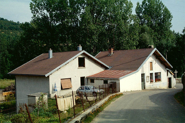 Façade antérieure de trois quarts gauche. © Laurent Poupard / Région Bourgogne-Franche-Comté, Inventaire du patrimoine - 1992