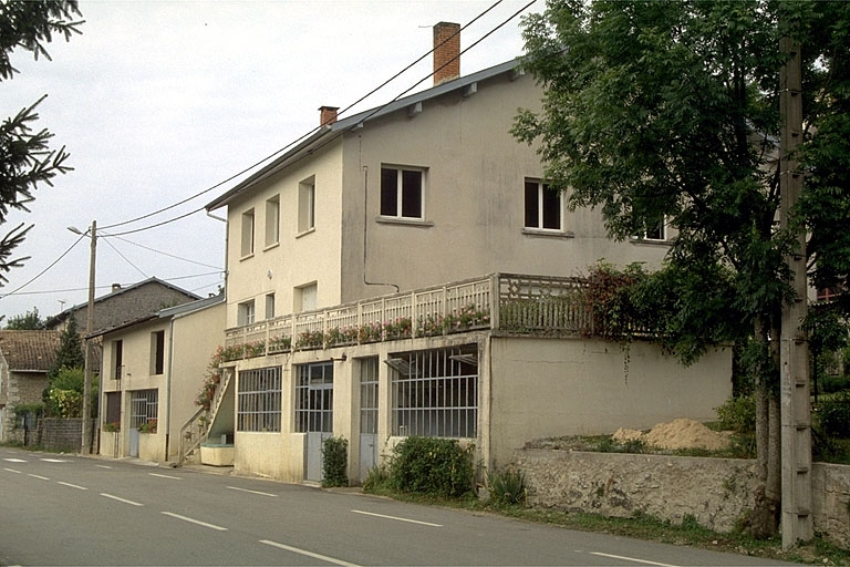 Façade antérieure de trois quarts droite. © Laurent Poupard / Région Bourgogne-Franche-Comté, Inventaire du patrimoine - 1992
