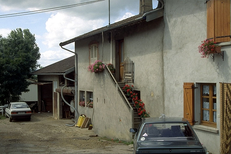 Façade antérieure vue de trois quarts droite. © Laurent Poupard / Région Bourgogne-Franche-Comté, Inventaire du patrimoine - 1992