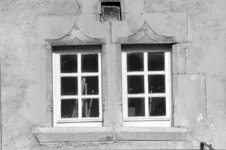 Maison : détail des fenêtres couvertes d'un arc en accolade. © Laurent Poupard / Région Bourgogne-Franche-Comté, Inventaire du patrimoine - 1992