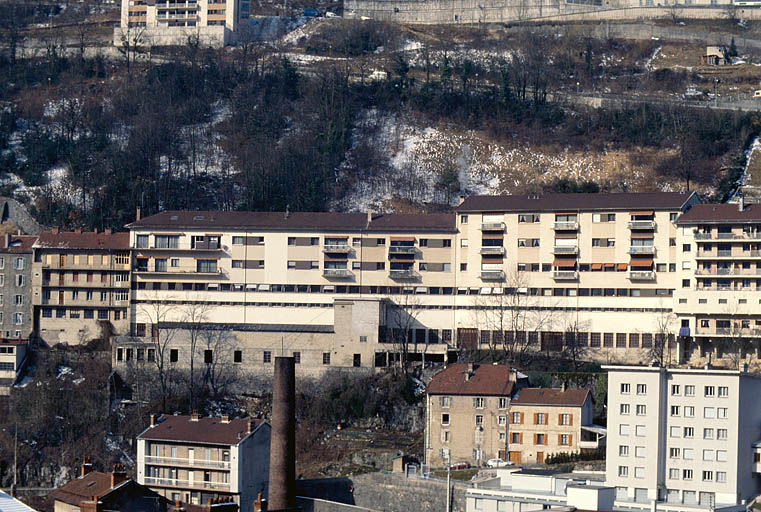 Vue d'ensemble depuis le sud-est. © Laurent Poupard / Région Bourgogne-Franche-Comté, Inventaire du patrimoine - 1992