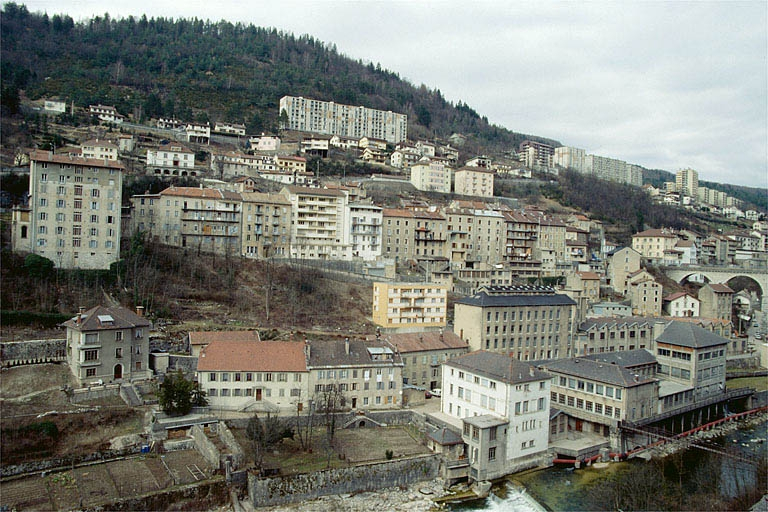 Vue d'ensemble du site depuis le sud-est. © Laurent Poupard / Région Bourgogne-Franche-Comté, Inventaire du patrimoine - 1992 Vue d'ensemble du site depuis le sud-est. © Laurent Poupard / Région Bourgogne-Franche-Comté, Inventaire du patrimoine - 1992