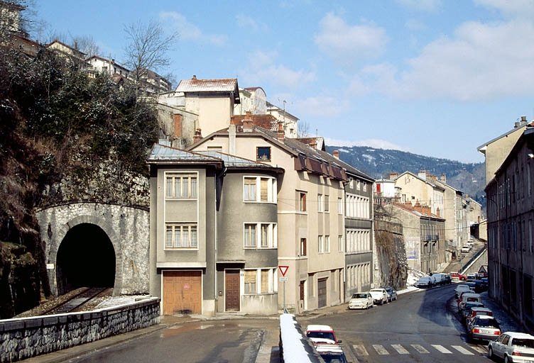 Vue d'ensemble des bâtiments n° 23 et 25 (ateliers de fabrication). © Laurent Poupard / Région Bourgogne-Franche-Comté, Inventaire du patrimoine - 1992