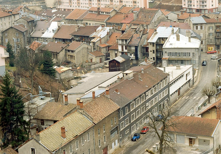 Vue d'ensemble plongeante sur l'usine depuis le nord-est. © Laurent Poupard / Région Bourgogne-Franche-Comté, Inventaire du patrimoine - 1992 Vue d'ensemble plongeante sur l'usine depuis le nord-est. © Laurent Poupard / Région Bourgogne-Franche-Comté, Inventaire du patrimoine - 1992