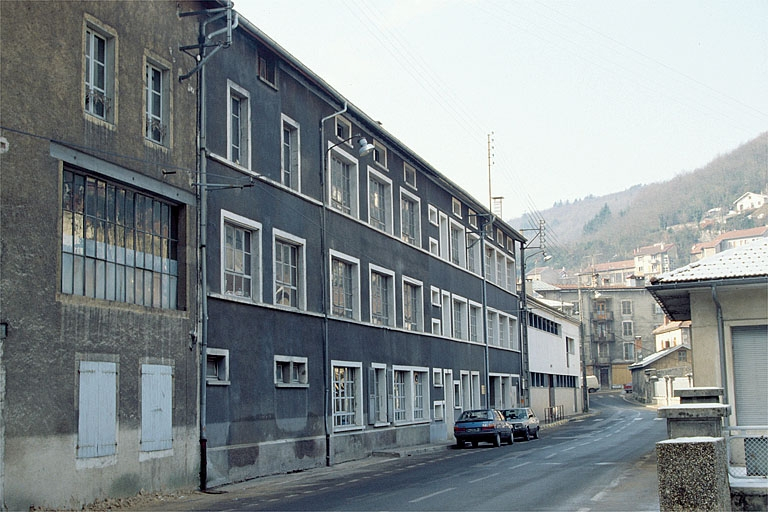 Façade antérieure de trois quarts gauche. © Laurent Poupard / Région Bourgogne-Franche-Comté, Inventaire du patrimoine - 1992 Façade antérieure de trois quarts gauche. © Laurent Poupard / Région Bourgogne-Franche-Comté, Inventaire du patrimoine - 1992