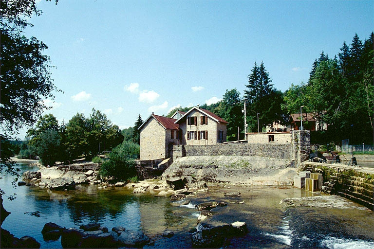 Vue d'ensemble depuis la rive gauche en amont. © Laurent Poupard / Région Bourgogne-Franche-Comté, Inventaire du patrimoine - 1992 Vue d'ensemble depuis la rive gauche en amont. © Laurent Poupard / Région Bourgogne-Franche-Comté, Inventaire du patrimoine - 1992