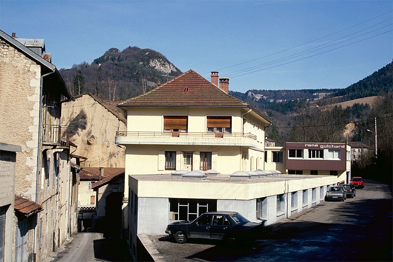 Façades antérieure et latérale gauche. © Laurent Poupard / Région Bourgogne-Franche-Comté, Inventaire du patrimoine - 1992