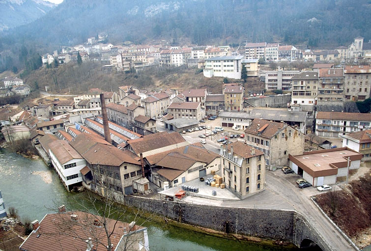 Vue d'ensemble plongeante depuis l'ouest. © Laurent Poupard / Région Bourgogne-Franche-Comté, Inventaire du patrimoine - 1992