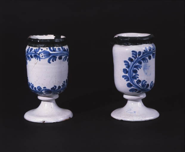 Vue d'ensemble de deux piluliers à décor bleu. © Yves Sancey / Région Bourgogne-Franche-Comté, Inventaire du patrimoine - 1992