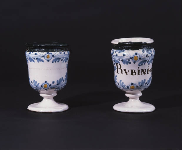 Vue d'ensemble de deux piluliers à décor bleu et jaune. © Yves Sancey / Région Bourgogne-Franche-Comté, Inventaire du patrimoine - 1992