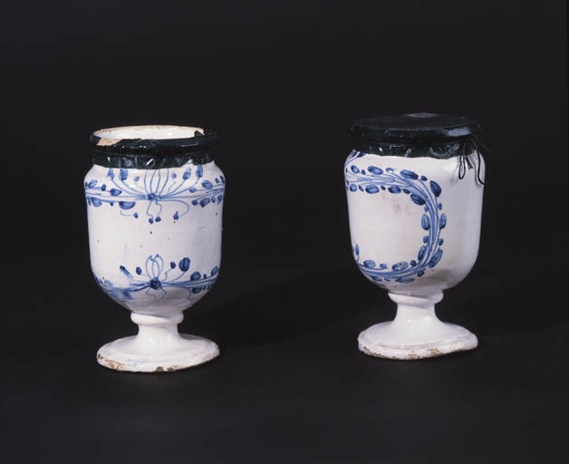 Vue d'ensemble de deux piluliers à décor grêle, de couleur bleue. © Yves Sancey / Région Bourgogne-Franche-Comté, Inventaire du patrimoine - 1992