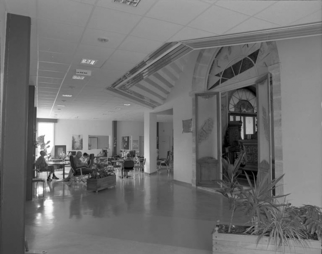 Vue d'une porte de la chapelle depuis le hall. © Yves Sancey / Région Bourgogne-Franche-Comté, Inventaire du patrimoine - 1992