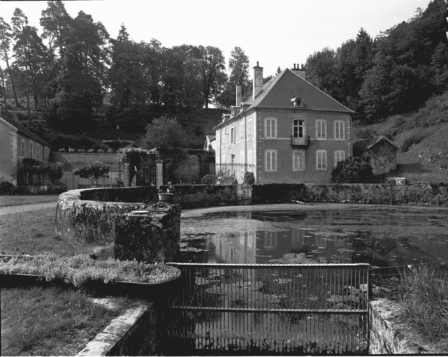 Le logement patronal depuis le bassin de la source en 1992. © Yves Sancey / Région Bourgogne-Franche-Comté, Inventaire du patrimoine - 1992