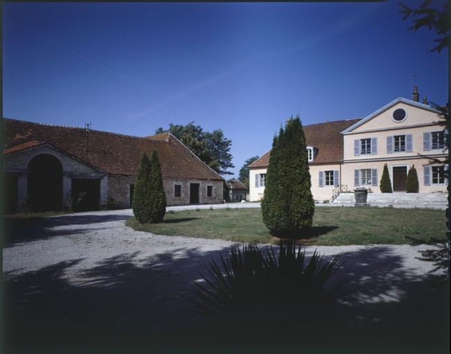 Dépendances et demeure patronale. Vue de trois quarts en 1992. © Jérôme Mongreville / Région Bourgogne-Franche-Comté, Inventaire du patrimoine - 1992