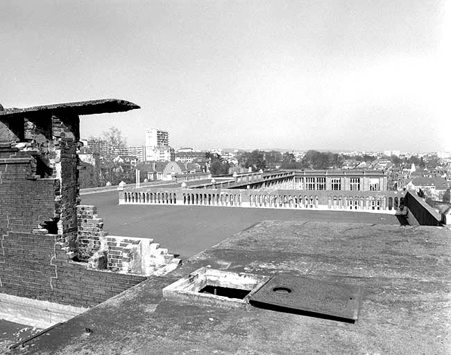 Toit terrasse des bâtiments (6, 8, 9). © Yves Sancey / Région Bourgogne-Franche-Comté, Inventaire du patrimoine - 1993