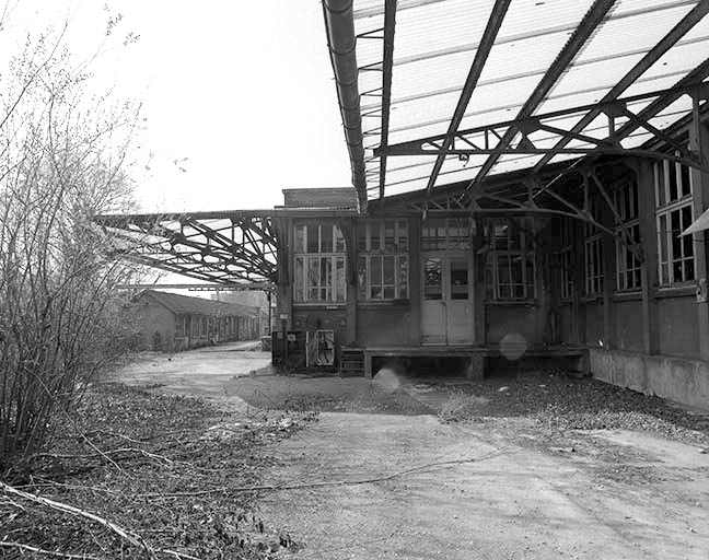 Quai de réception et auvent (bâtiment 6e). © Yves Sancey / Région Bourgogne-Franche-Comté, Inventaire du patrimoine - 1993
