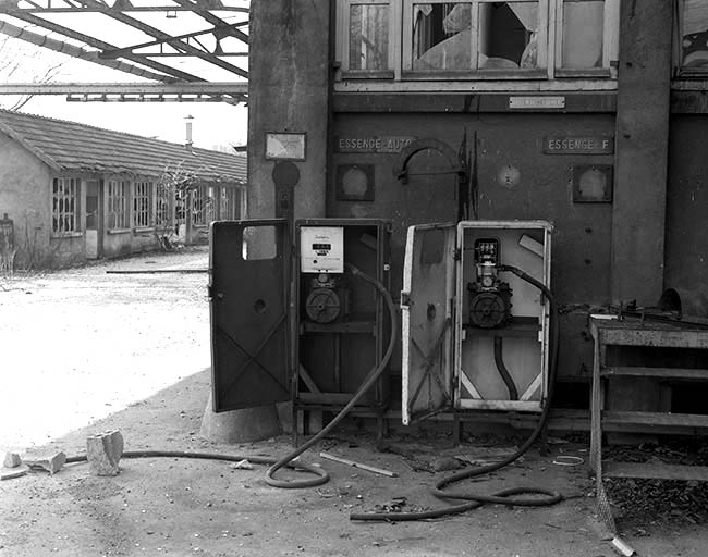 Pompes à essence. © Yves Sancey / Région Bourgogne-Franche-Comté, Inventaire du patrimoine - 1993